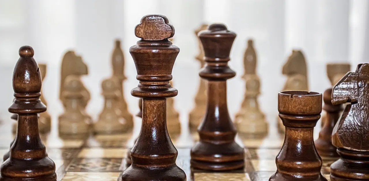 Schachfiguren in moderner Aufstellung, Symbolbild für den heutigen Spielbetrieb