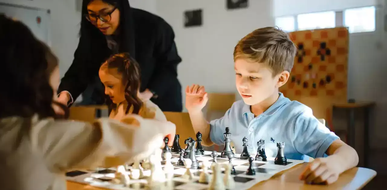 Kinder entdecken gemeinsam das Schachspiel
